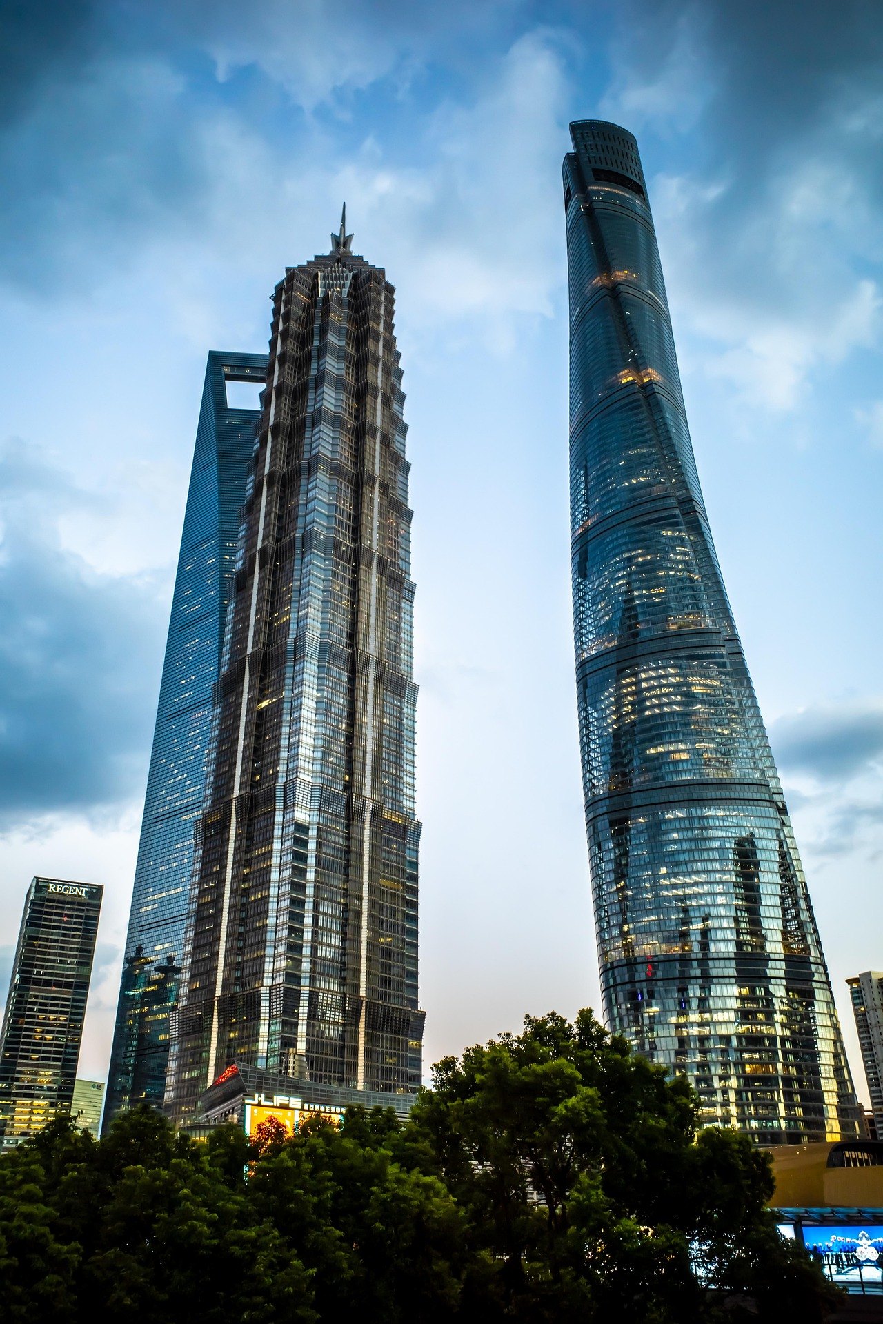 Jin Mao Tower und Shanghai Tower von unten, dazwischen der Himmel